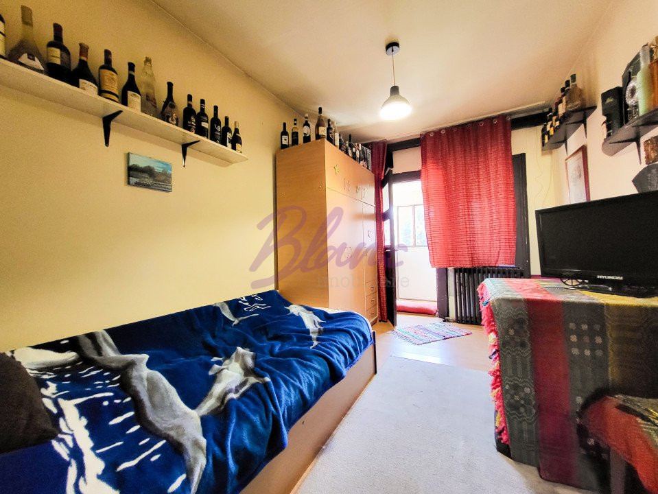 Casa 8 Camere, 3 Apartamente, Singur in curte