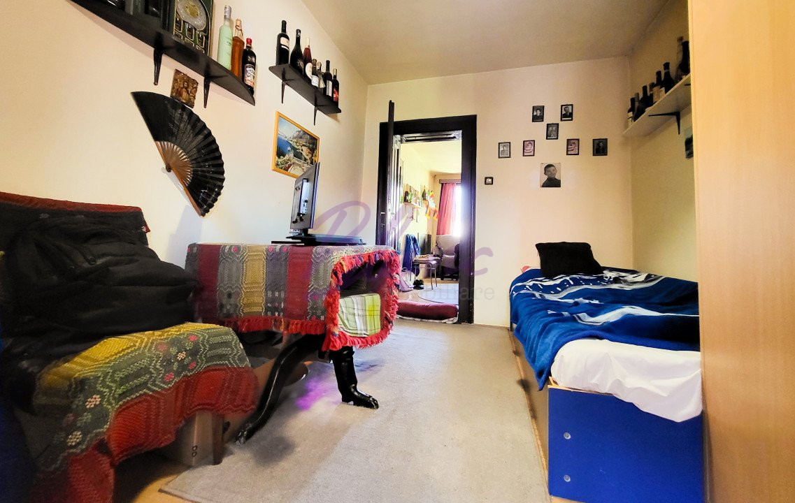 Casa 8 Camere, 3 Apartamente, Singur in curte