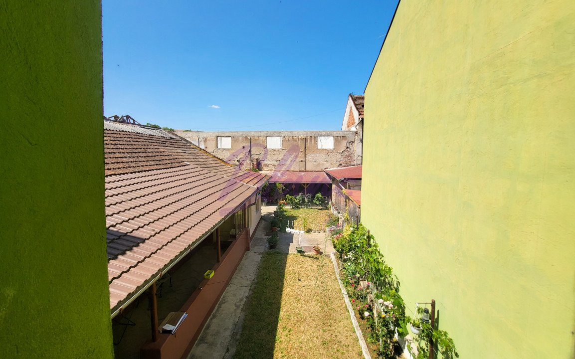 Casa 8 Camere, 3 Apartamente, Singur in curte