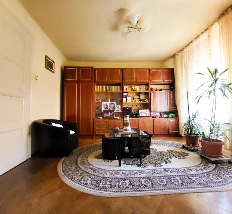 Casa 8 Camere, 3 Apartamente, Singur in curte