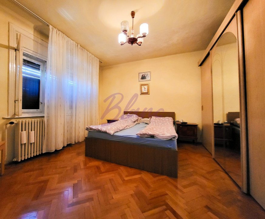 Casa 8 Camere, 3 Apartamente, Singur in curte