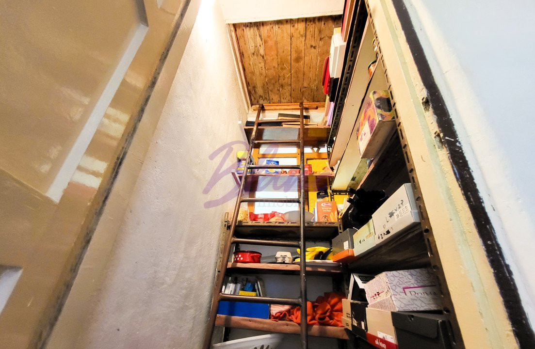 Casa 8 Camere, 3 Apartamente, Singur in curte
