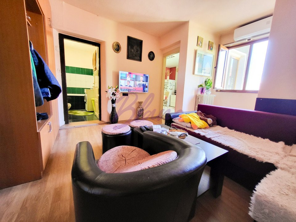 Casa 8 Camere, 3 Apartamente, Singur in curte