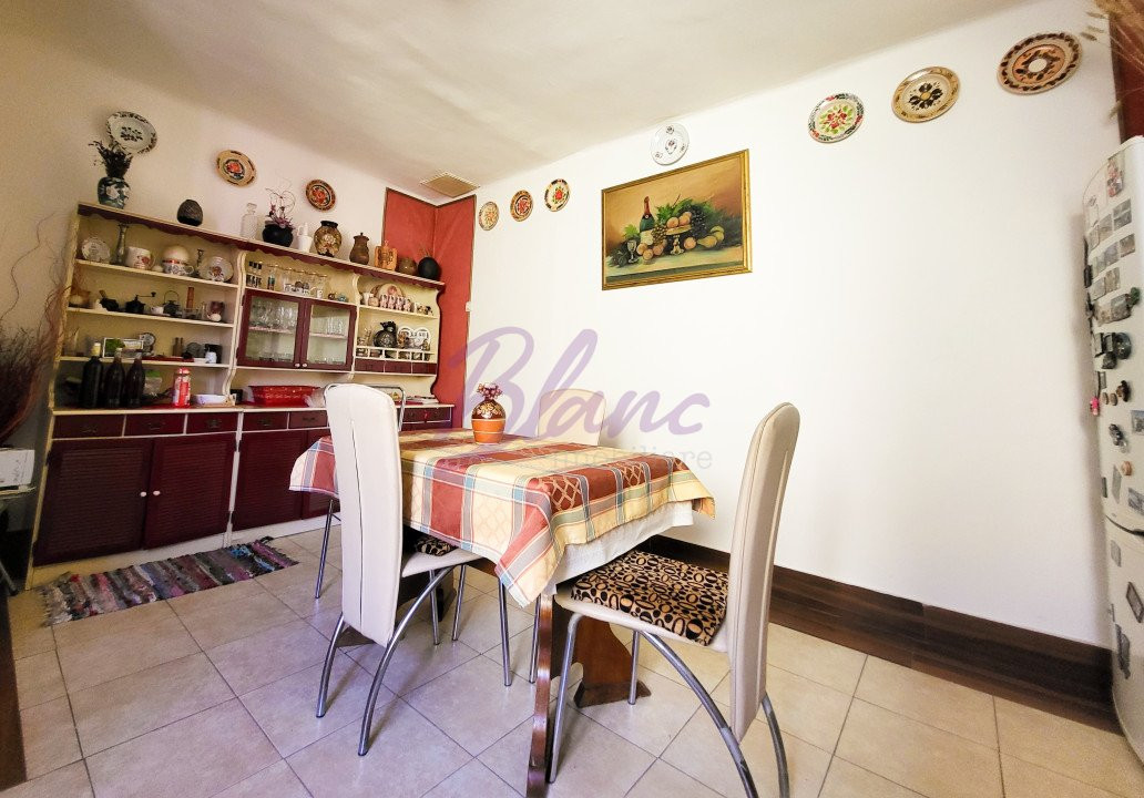 Casa 8 Camere, 3 Apartamente, Singur in curte