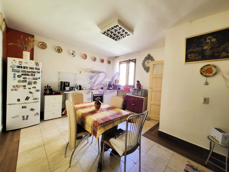 Casa 8 Camere, 3 Apartamente, Singur in curte