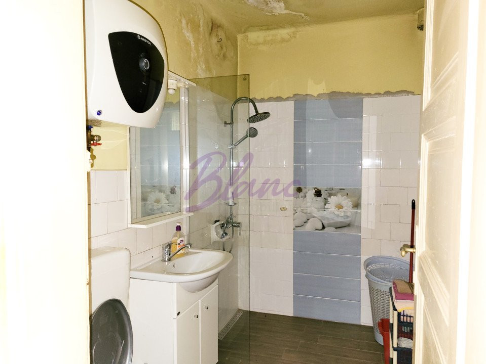 Casa 8 Camere, 3 Apartamente, Singur in curte