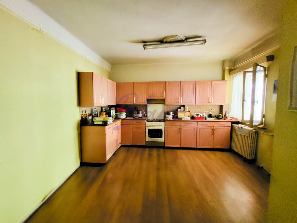 Casa 8 Camere, 3 Apartamente, Singur in curte