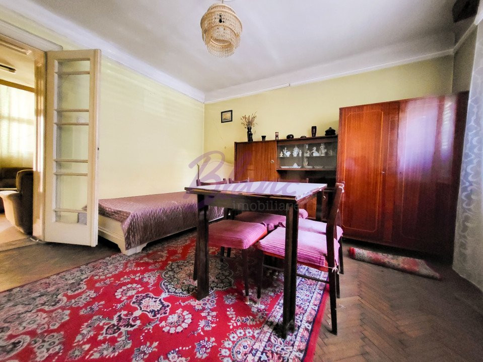 Casa 8 Camere, 3 Apartamente, Singur in curte