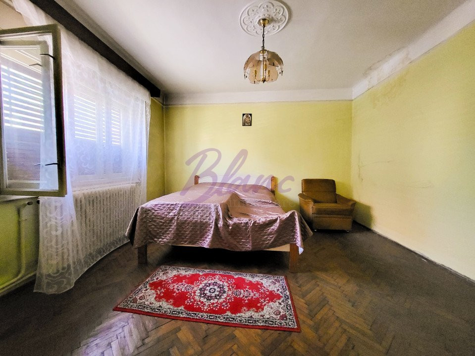 Casa 8 Camere, 3 Apartamente, Singur in curte