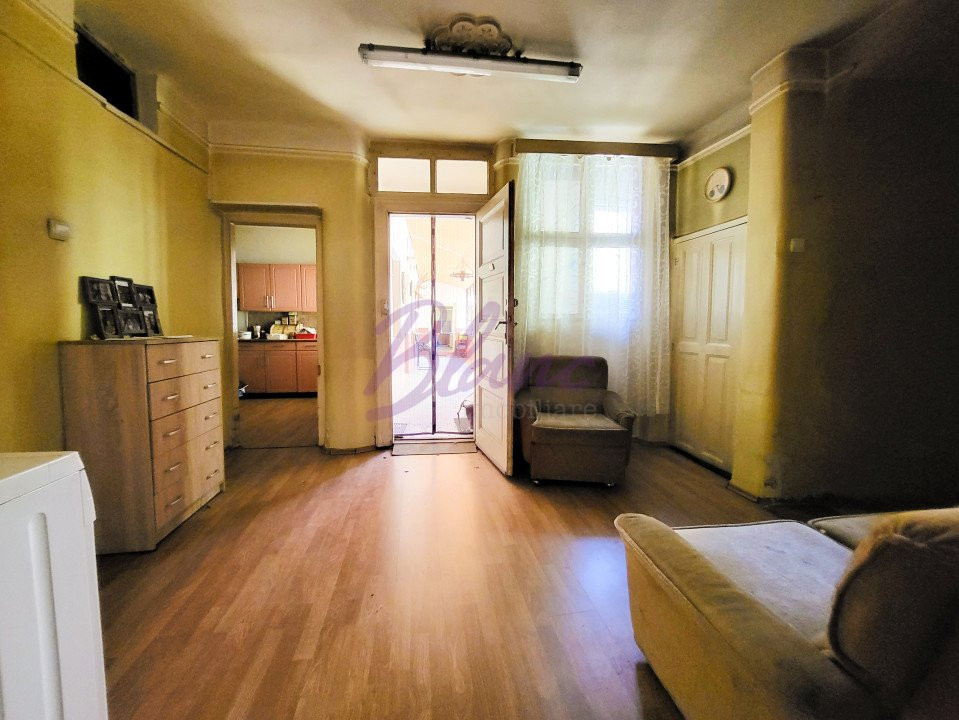 Casa 8 Camere, 3 Apartamente, Singur in curte