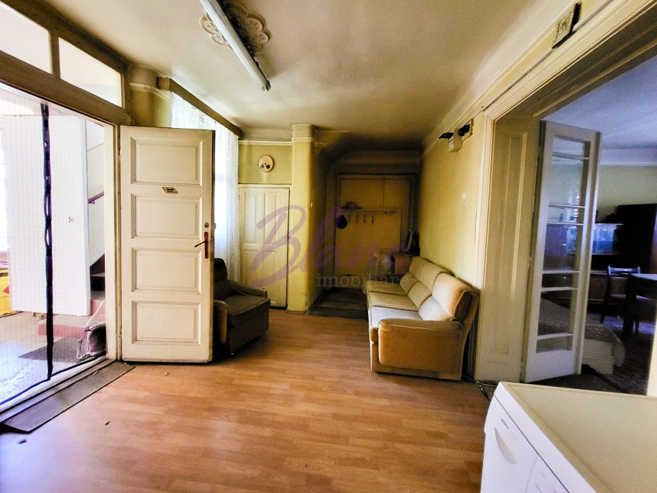 Casa 8 Camere, 3 Apartamente, Singur in curte