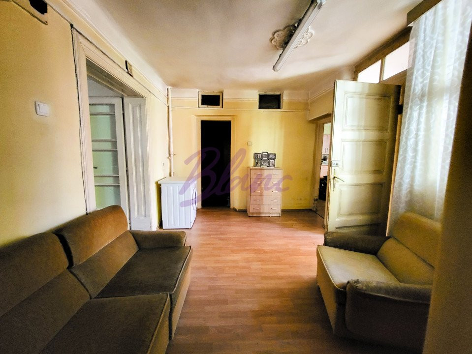 Casa 8 Camere, 3 Apartamente, Singur in curte