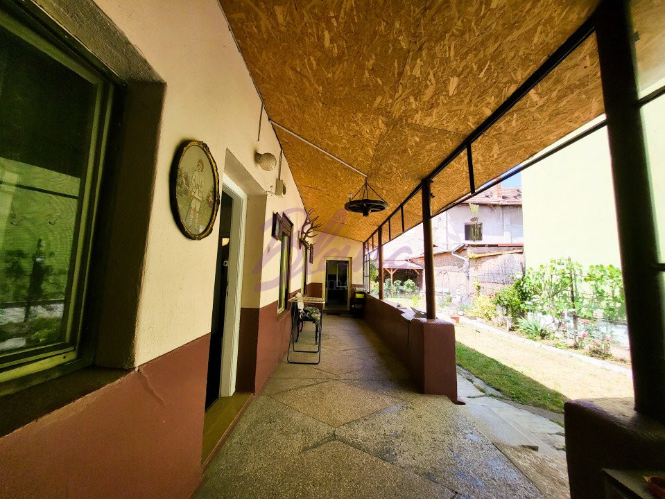 Casa 8 Camere, 3 Apartamente, Singur in curte
