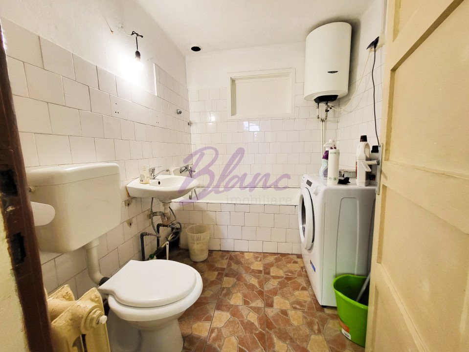 Casa 8 Camere, 3 Apartamente, Singur in curte