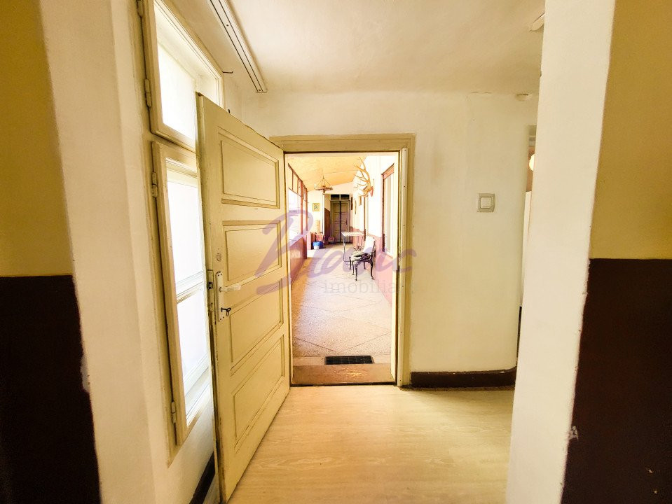 Casa 8 Camere, 3 Apartamente, Singur in curte