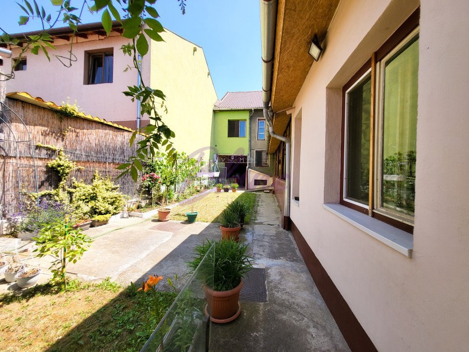 Casa 8 Camere, 3 Apartamente, Singur in curte