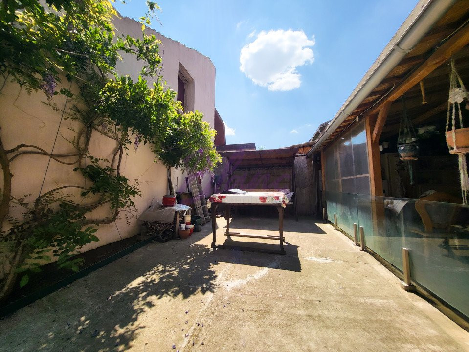 Casa 8 Camere, 3 Apartamente, Singur in curte
