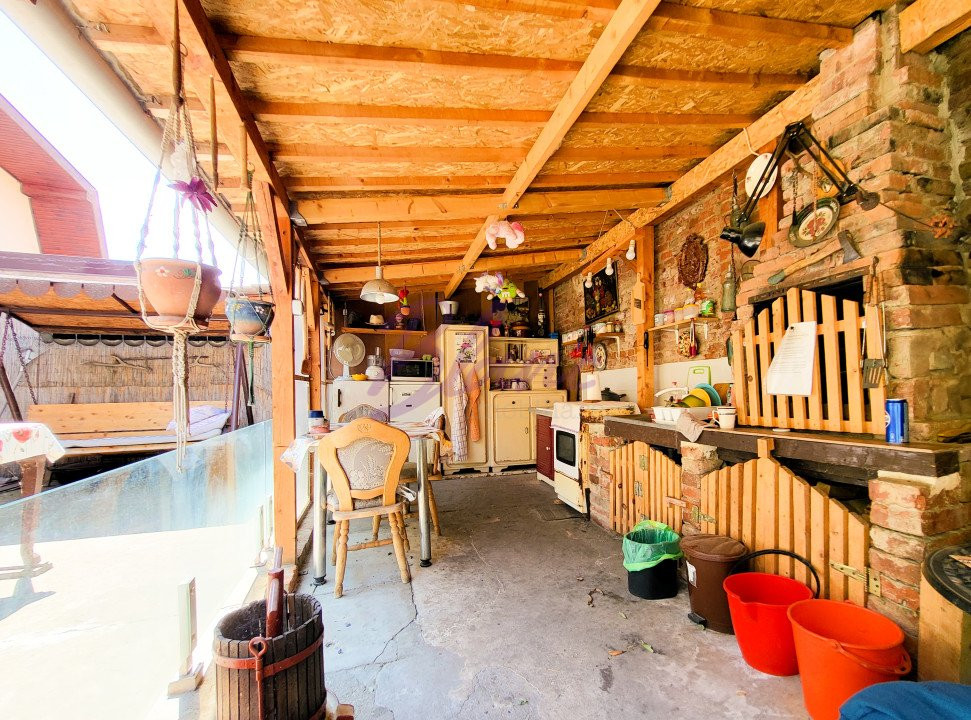 Casa 8 Camere, 3 Apartamente, Singur in curte