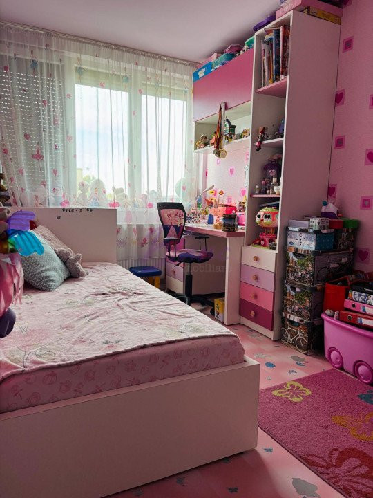 Apartament  4 camere, pe malul Crisului