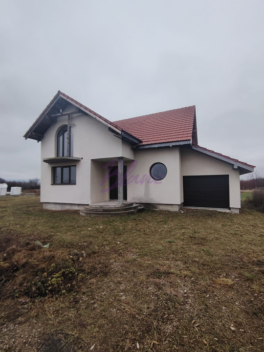 Casa cu etaj la stadiul de semifinisat avansat in Alesd