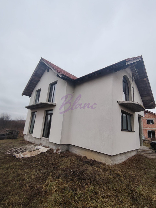 Casa cu etaj la stadiul de semifinisat avansat in Alesd