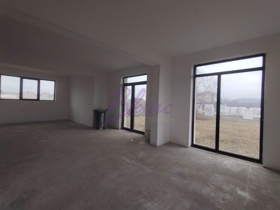 Casa cu etaj la stadiul de semifinisat avansat in Alesd