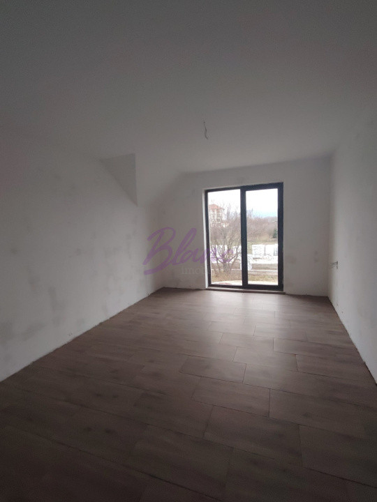 Casa cu etaj la stadiul de semifinisat avansat in Alesd