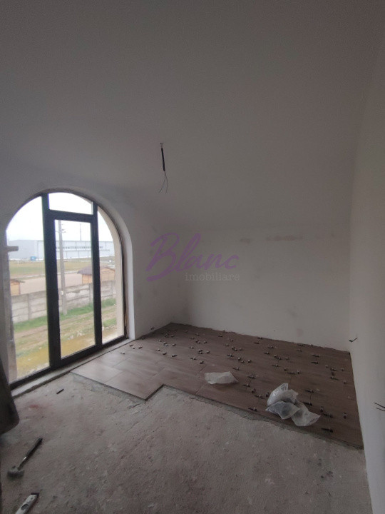 Casa cu etaj la stadiul de semifinisat avansat in Alesd