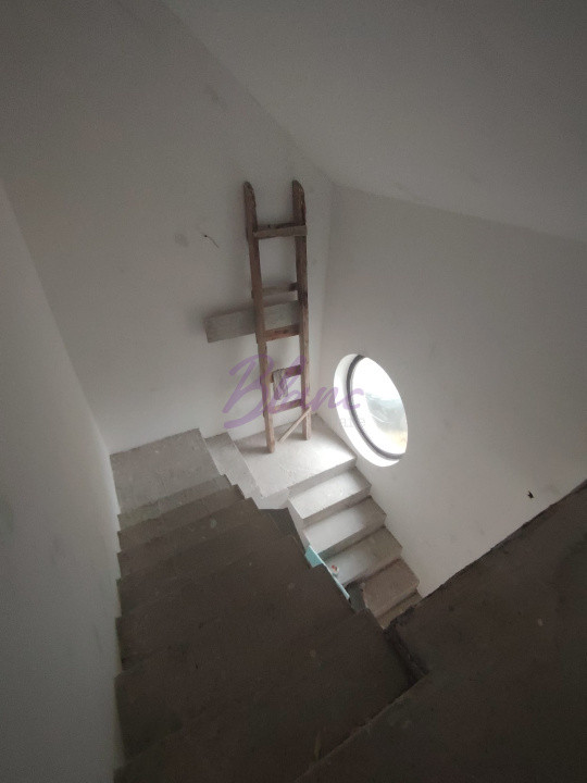 Casa cu etaj la stadiul de semifinisat avansat in Alesd