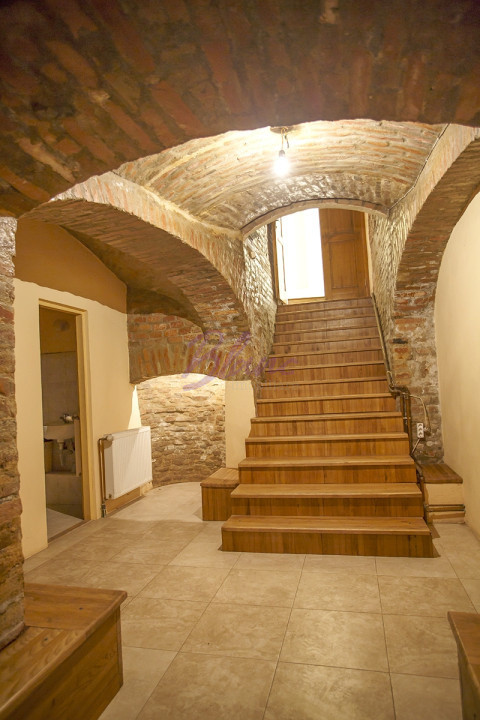 Spațiu de închiriat – ideal pentru birouri sau cabinete, la 200 m de zona pieton