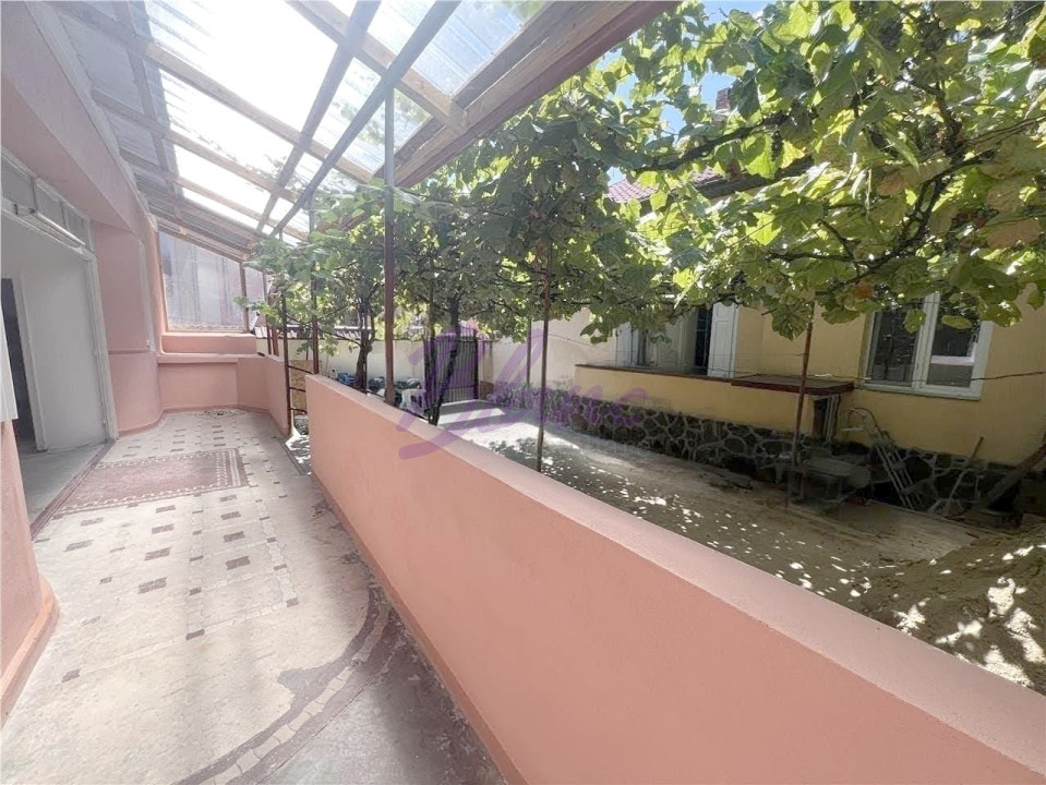 O Casa si  un apartament intr-o  curte individuala in centrul Oradiei