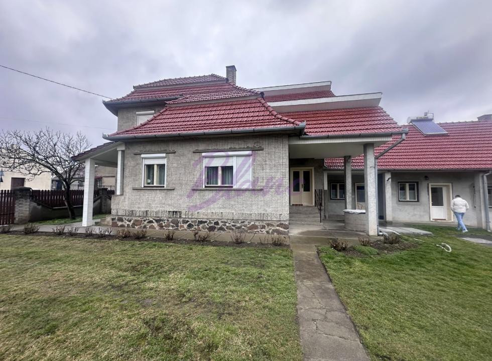 Casa cu etaj in loc linistit