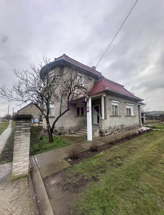 Casa cu etaj in loc linistit