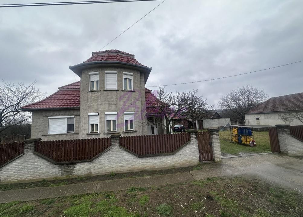 Casa cu etaj in loc linistit