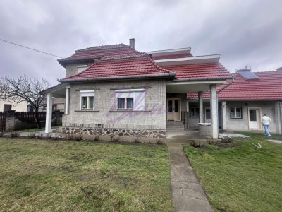 Casa cu etaj in loc linistit