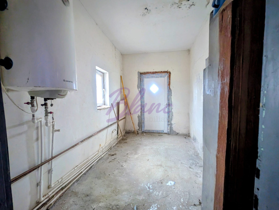 Hala de 250 mp cu Casa in Hodis